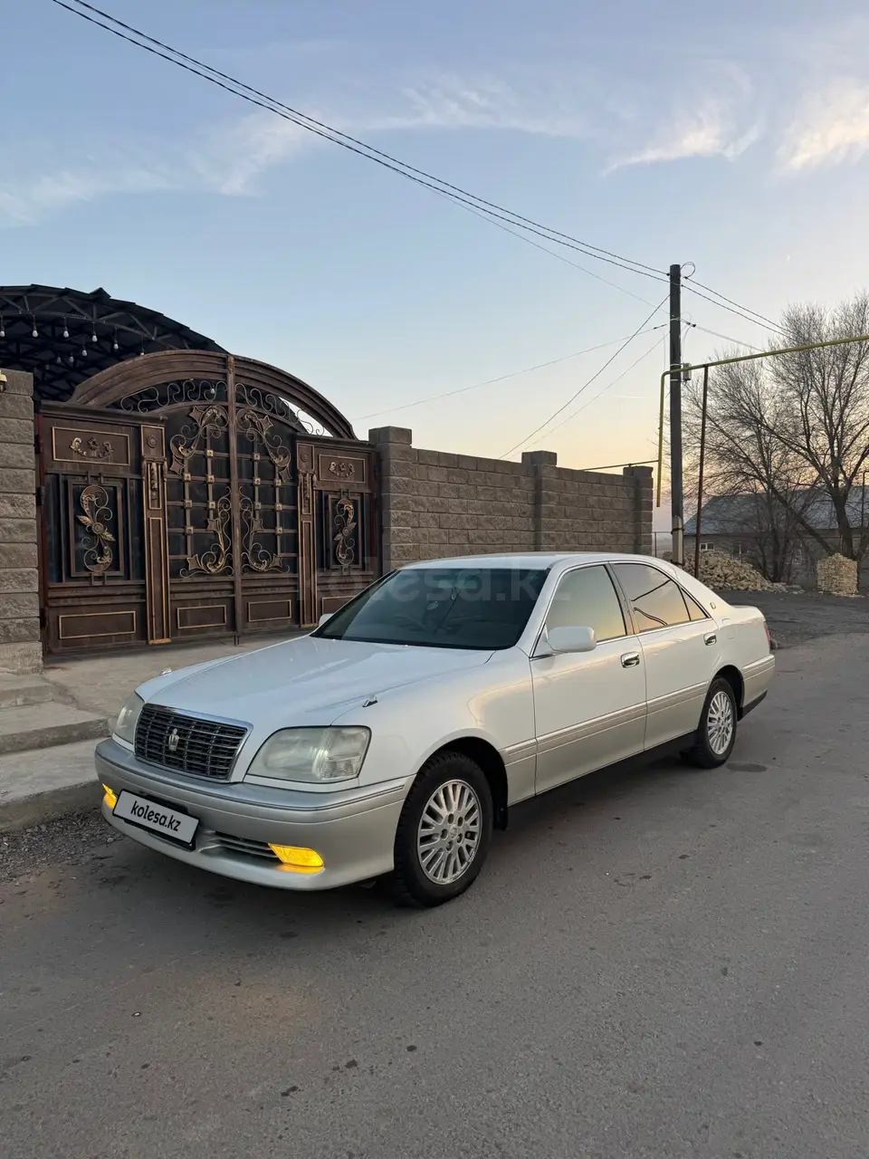 Toyota Crown, 2001