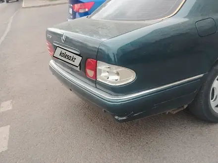 Mercedes-Benz E 240 1998 года за 2 500 000 тг. в Караганда – фото 2