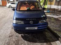 Volkswagen Sharan 1996 годаfor2 500 000 тг. в Караганда