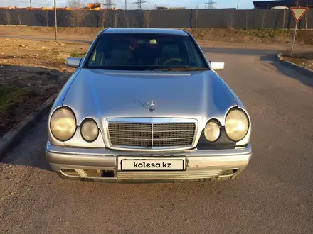 Mercedes-Benz E 280 1997 года за 2 600 000 тг. в Алматы – фото 2