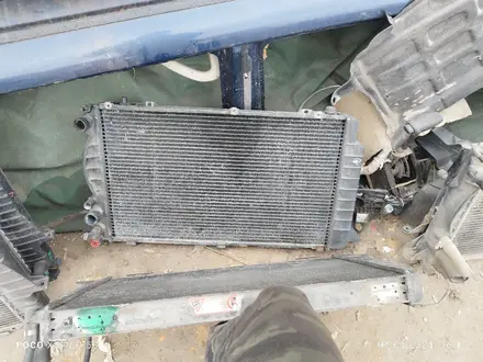 Радиаторы охлаждения на Ауди 80 Б4 за 20 000 тг. в Алматы – фото 2