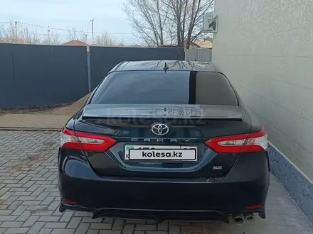 Toyota Camry 2021 года за 14 300 000 тг. в Уральск – фото 3