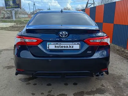 Toyota Camry 2021 года за 14 300 000 тг. в Уральск – фото 4