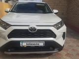 Toyota RAV4 2021 года за 15 200 000 тг. в Атырау