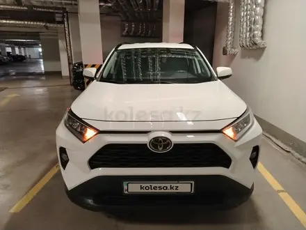 Toyota RAV4 2021 года за 13 500 000 тг. в Астана – фото 2