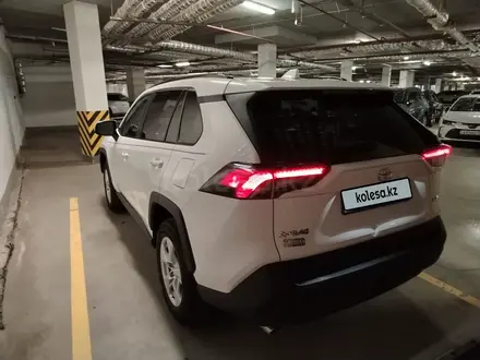 Toyota RAV4 2021 года за 13 500 000 тг. в Астана – фото 3