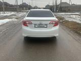 Toyota Camry 2014 года за 8 600 000 тг. в Шымкент – фото 2