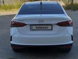 Hyundai Accent 2021 года за 8 500 000 тг. в Атырау – фото 2