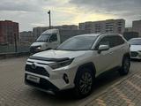 Toyota RAV4 2022 года за 17 500 000 тг. в Актобе