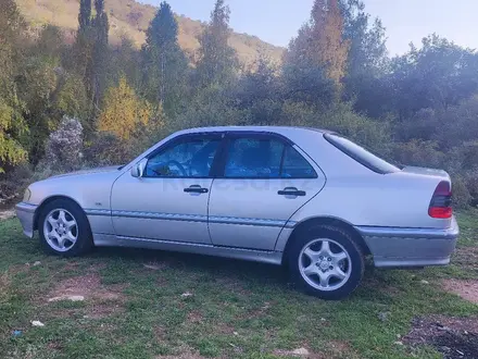Mercedes-Benz C 240 1998 года за 2 900 000 тг. в Алматы – фото 2