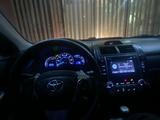 Toyota Camry 2014 года за 5 100 000 тг. в Уральск – фото 2