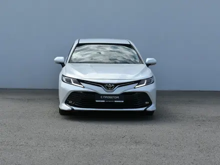 Toyota Camry 2018 года за 11 350 000 тг. в Атырау – фото 2