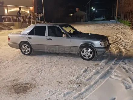 Mercedes-Benz E 220 1993 года за 2 850 000 тг. в Жанакорган – фото 2