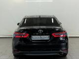 Toyota Camry Luxe 2021 года за 15 300 000 тг. в Астана – фото 4