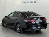 Toyota Camry Luxe 2021 года за 15 300 000 тг. в Астана – фото 2