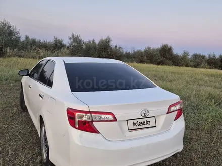 Toyota Camry 2014 года за 5 800 000 тг. в Актобе – фото 3