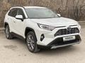 Toyota RAV4 2021 года за 14 500 000 тг. в Атырау