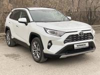 Toyota RAV4 2021 года за 13 880 000 тг. в Атырау