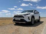 Toyota RAV4 2021 года за 14 500 000 тг. в Атырау – фото 2