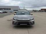 Toyota Camry Luxe eCVT 2026 года за 24 190 000 тг. в Актобе – фото 2
