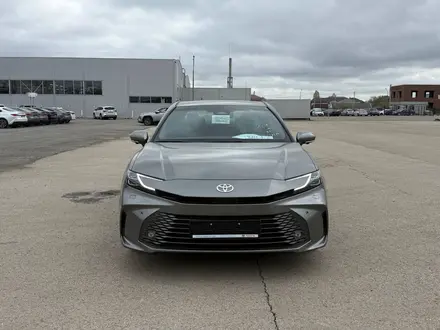 Toyota Camry Luxe eCVT 2026 года за 24 190 000 тг. в Актобе – фото 2