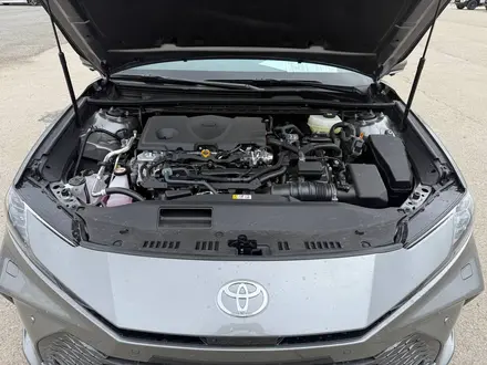 Toyota Camry Luxe eCVT 2026 года за 24 190 000 тг. в Актобе – фото 10
