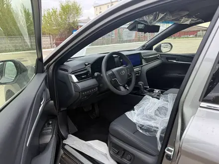 Toyota Camry Luxe eCVT 2026 года за 24 190 000 тг. в Актобе – фото 11