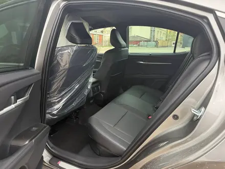 Toyota Camry Luxe eCVT 2026 года за 24 190 000 тг. в Актобе – фото 12