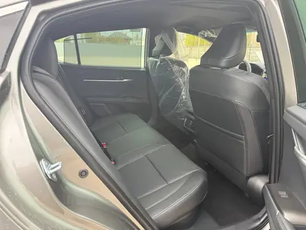 Toyota Camry Luxe eCVT 2026 года за 24 190 000 тг. в Актобе – фото 13