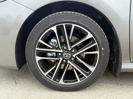 Toyota Camry Luxe eCVT 2026 года за 24 190 000 тг. в Актобе – фото 15