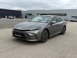 Toyota Camry Luxe eCVT 2026 года за 24 190 000 тг. в Актобе – фото 3