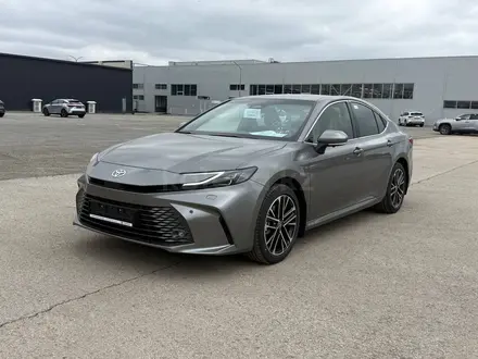 Toyota Camry Luxe eCVT 2026 года за 24 190 000 тг. в Актобе – фото 3