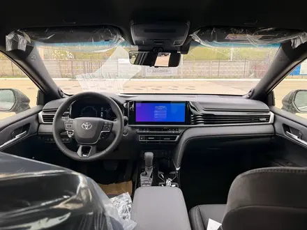 Toyota Camry Luxe eCVT 2026 года за 24 190 000 тг. в Актобе – фото 21