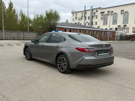 Toyota Camry Luxe eCVT 2026 года за 24 190 000 тг. в Актобе – фото 5