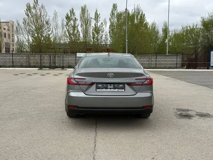 Toyota Camry Luxe eCVT 2026 года за 24 190 000 тг. в Актобе – фото 6