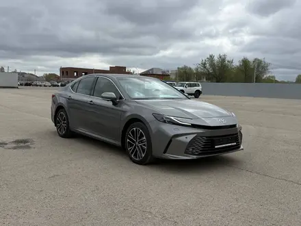 Toyota Camry Luxe eCVT 2026 года за 24 190 000 тг. в Актобе