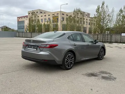 Toyota Camry Luxe eCVT 2026 года за 24 190 000 тг. в Актобе – фото 8