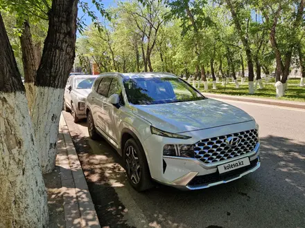 Hyundai Santa Fe 2021 года за 15 800 000 тг. в Караганда