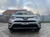 Toyota RAV4 2016 года за 11 000 000 тг. в Атырау