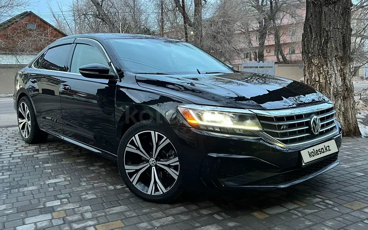 Volkswagen Passat 2021 года за 10 500 000 тг. в Алматы