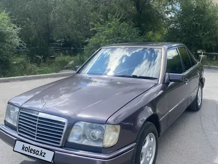 Mercedes-Benz E 220 1993 года за 2 600 000 тг. в Караганда – фото 25