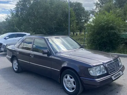 Mercedes-Benz E 220 1993 года за 2 600 000 тг. в Караганда – фото 4