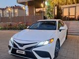 Toyota Camry 2020 года за 7 800 000 тг. в Актобе