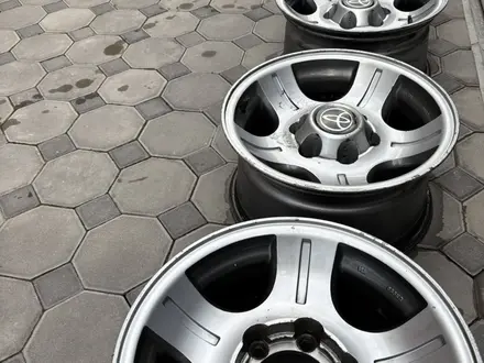 Оригинальные диски Toyota Land Cruiser 80 R16 6x139.7 ET0 за 180 000 тг. в Алматы