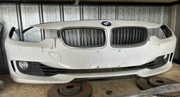 Бампер передний BMW F30 за 135 000 тг. в Алматы