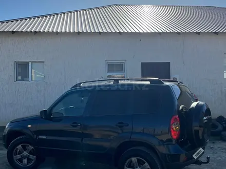 Chevrolet Niva 2015 года за 4 000 000 тг. в Атырау – фото 2