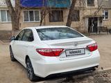 Toyota Camry 2015 года за 8 200 000 тг. в Уральск – фото 2