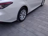 Toyota Camry 2023 года за 17 000 000 тг. в Актобе – фото 3