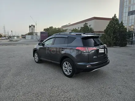 Toyota RAV4 2018 года за 8 800 000 тг. в Актау