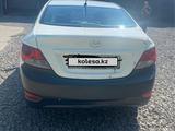 Hyundai Solaris 2013 года за 3 900 000 тг. в Актобе – фото 4